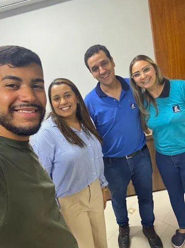Equipe Kiv Marketing Rental com uma locadora cliente